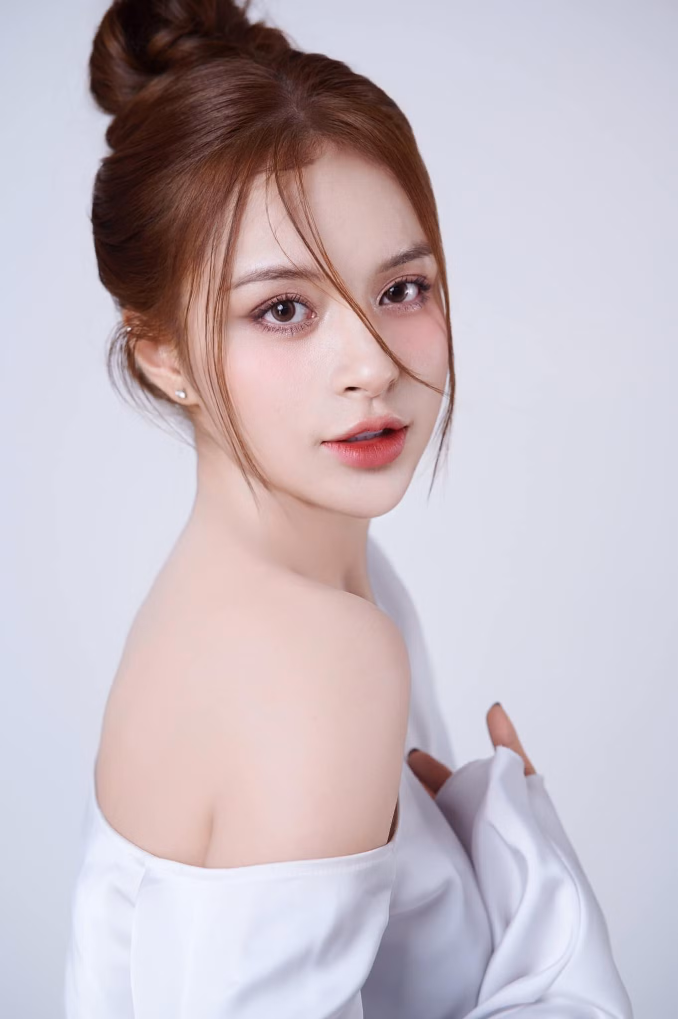 Diễn viên Duy Nam tặng vợ - diễn viên Ngọc Anh bộ bàn ghế trong ngày 8/3. “Năm ngoái 8/3 anh tặng cái tivi. Năm nay, anh tặng vợ bộ bàn ghế. May quá tivi và bàn ghế anh vẫn được dùng nhờ. Chúc vợ 8/3 ngập tràn hạnh phúc, cả ngày cặm cụi mua đồ tặng cho em đó”, Đỗ Duy Nam chia sẻ.