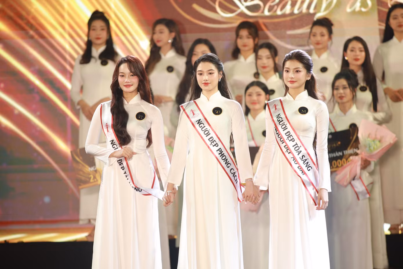 Chung kết cuộc thi Hoa khôi Sinh viên Đại học Văn hóa Hà Nội – Miss HUC 2024 diễn ra tối 22/3. Sau 3 phần thi Trang phục Thể thao, Trang phục Áo dài và Trang phục Truyền thống các dân tộc, 5 thí sinh bước tiếp vào vòng ứng xử.