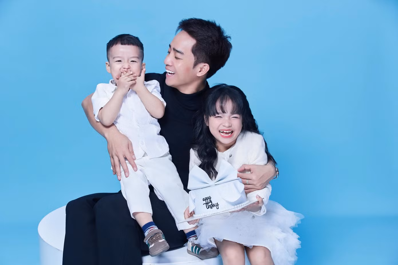 Diễn viên Duy Nam tặng vợ - diễn viên Ngọc Anh bộ bàn ghế trong ngày 8/3. “Năm ngoái 8/3 anh tặng cái tivi. Năm nay, anh tặng vợ bộ bàn ghế. May quá tivi và bàn ghế anh vẫn được dùng nhờ. Chúc vợ 8/3 ngập tràn hạnh phúc, cả ngày cặm cụi mua đồ tặng cho em đó”, Đỗ Duy Nam chia sẻ.
