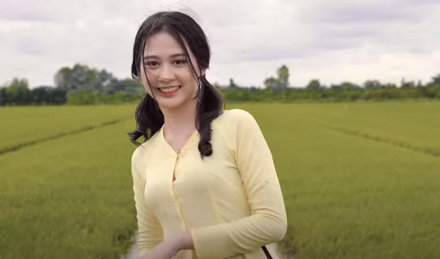 Kim Ngân cũng đóng chính trong MV Người mới của Hoài Lâm thời điểm đó. Trong MV, Hoài Lâm và bạn gái hóa thành cặp tình nhân yêu đương mặn nồng nhưng bị gia đình phản đối. Họ có những cử chỉ thân mật, tình cảm.