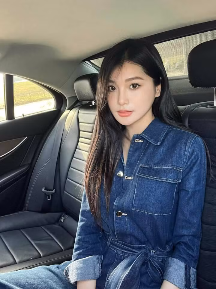Trong những bức ảnh đời thường, Khánh Linh được khen sở hữu nhan sắc ngọt ngào và gu thời trang cá tính.