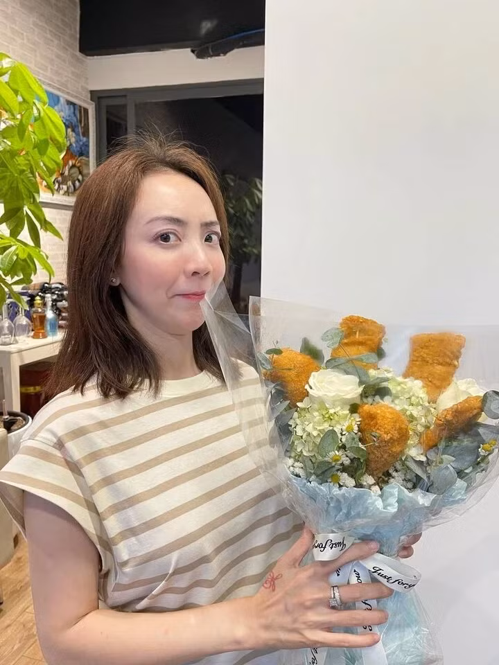 Diễn viên hài Thu Trang khoe bó hoa toàn đùi gà rán từ Tiến Luật. "Khi tui muốn ông tặng quà vừa lãng mạn vừa thực tế thì nó ra vậy nè", Thu Trang hài hước chia sẻ.