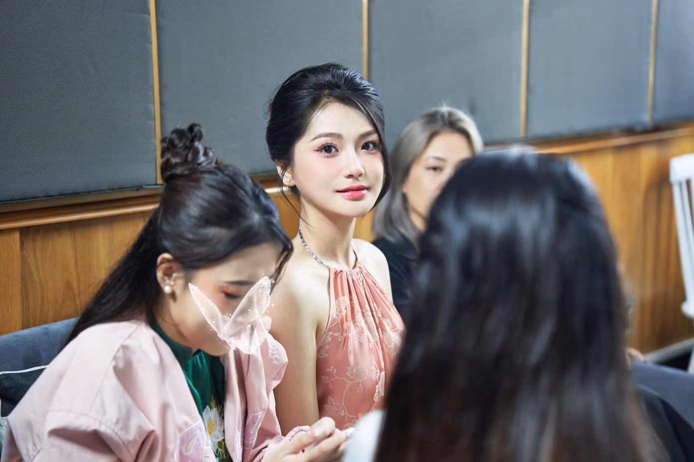 Trần Thị Khánh Linh đến từ khoa Viết văn, Báo chí. Trong phần thi ứng xử, Khánh Linh nhận được câu hỏi: "Nếu trở thành Hoa khôi sinh viên Đại học Văn hóa Hà Nội, bạn có nghĩ mình là hình mẫu cho các bạn sinh viên Đại học Văn hóa Hà Nội nói riêng và sinh viên Việt Nam nói chung hay không? Nếu có đó là hình mẫu như thế nào?".