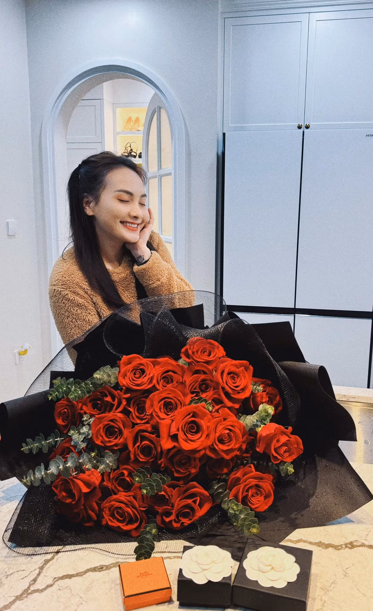 Bảo Thanh hạnh phúc khi nhận 33 bông hồng đỏ từ chồng. "Nhân ngày của em - em xin tôn vinh chồng vì đã tặng em bó hoa hồng xinh xinh trong ảnh. Cảm ơn anh", Bảo Thanh chia sẻ.