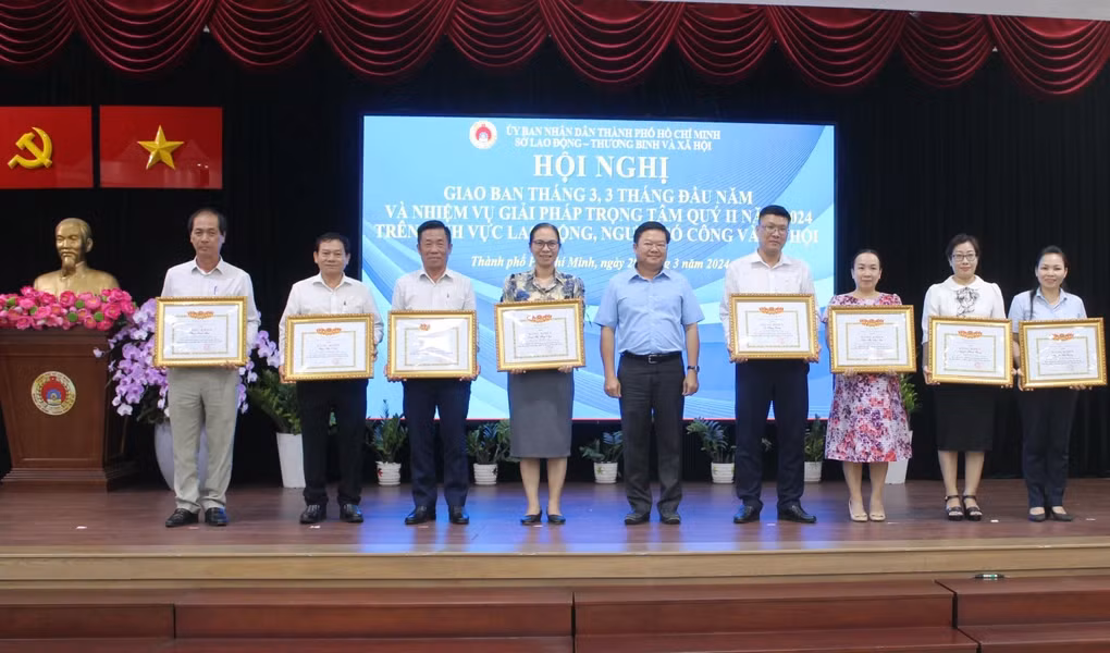 Tại hội nghị, Sở LĐ-TB&amp;XH TPHCM tổ chức trao tặng bằng khen của Bộ LĐ-TB&amp;XH cho các cá nhân, tập thể đạt thành tích xuất sắc trong năm 2023 (Ảnh: Tùng Nguyên).