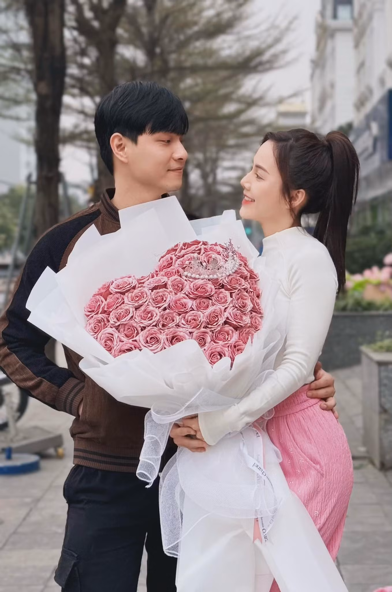 Tô Dũng và Minh Thu công khai hẹn hò.
