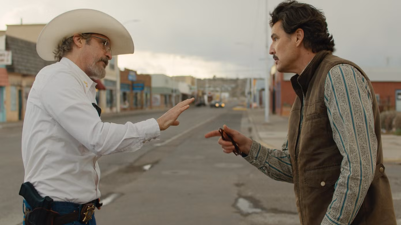 Joaquin Phoenix và Pedro Pascal đối đầu nhưng vẫn phải giữ "khoảng cách an toàn". Ảnh: A24