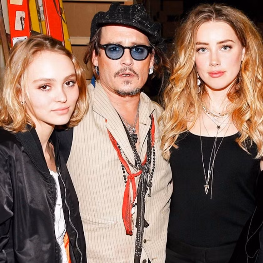 Johnny Depp, Lily-Rose Depp và Amber Heard từng có mối quan hệ gần gũi.