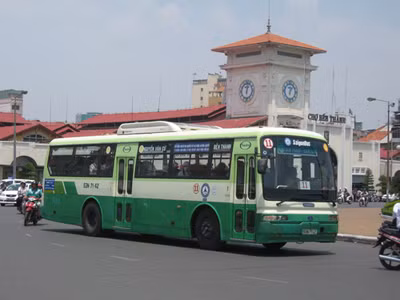 Xe buýt là 1 trong những mặt hàng, dịch vụ thiết yếu điều chỉnh giá từ ngày 1-1-2013