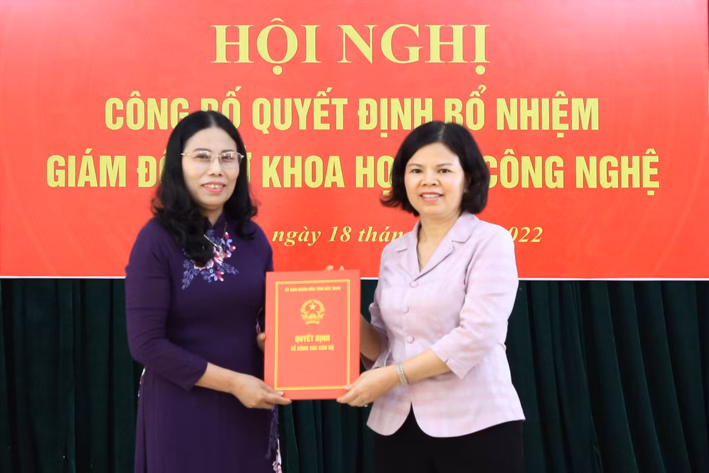 Chủ tịch UBND tỉnh Bắc Ninh Nguyễn Hương Giang (bên phải) trao Quyết định số 668/QĐ-UBND ngày 14/7/2022 về việc tiếp nhận, điều động và bổ nhiệm bà Nguyễn Thị Dung, Tỉnh ủy viên, Hiệu trưởng Trường Chính trị Nguyễn Văn Cừ giữ chức Giám đốc Sở Khoa học và công nghệ tỉnh