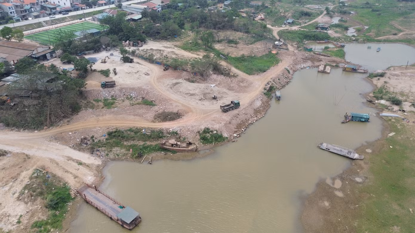 Tại khu vực chân đê sông Hồng, đoạn trước điếm canh đê số 17 (km 16+000) thuộc địa phận xã Liên Hà (huyện Đan Phượng) là bãi trung chuyển vật liệu xây dựng rất lớn.
