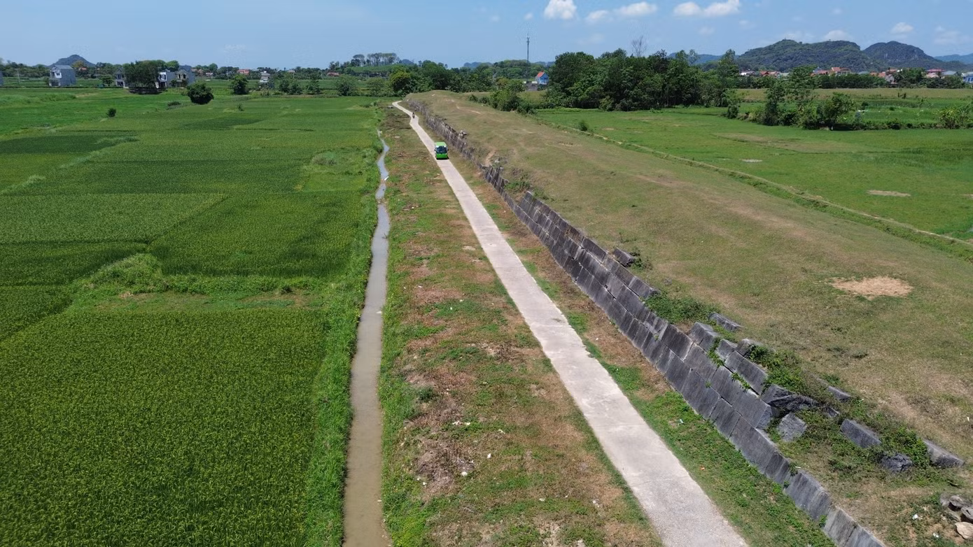 Một đoạn tường thành phía Nam không còn nguyên vẹn.