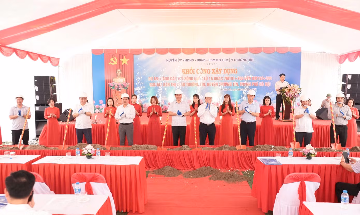 Các đại biểu thực hiện nghi lễ khởi công dự án