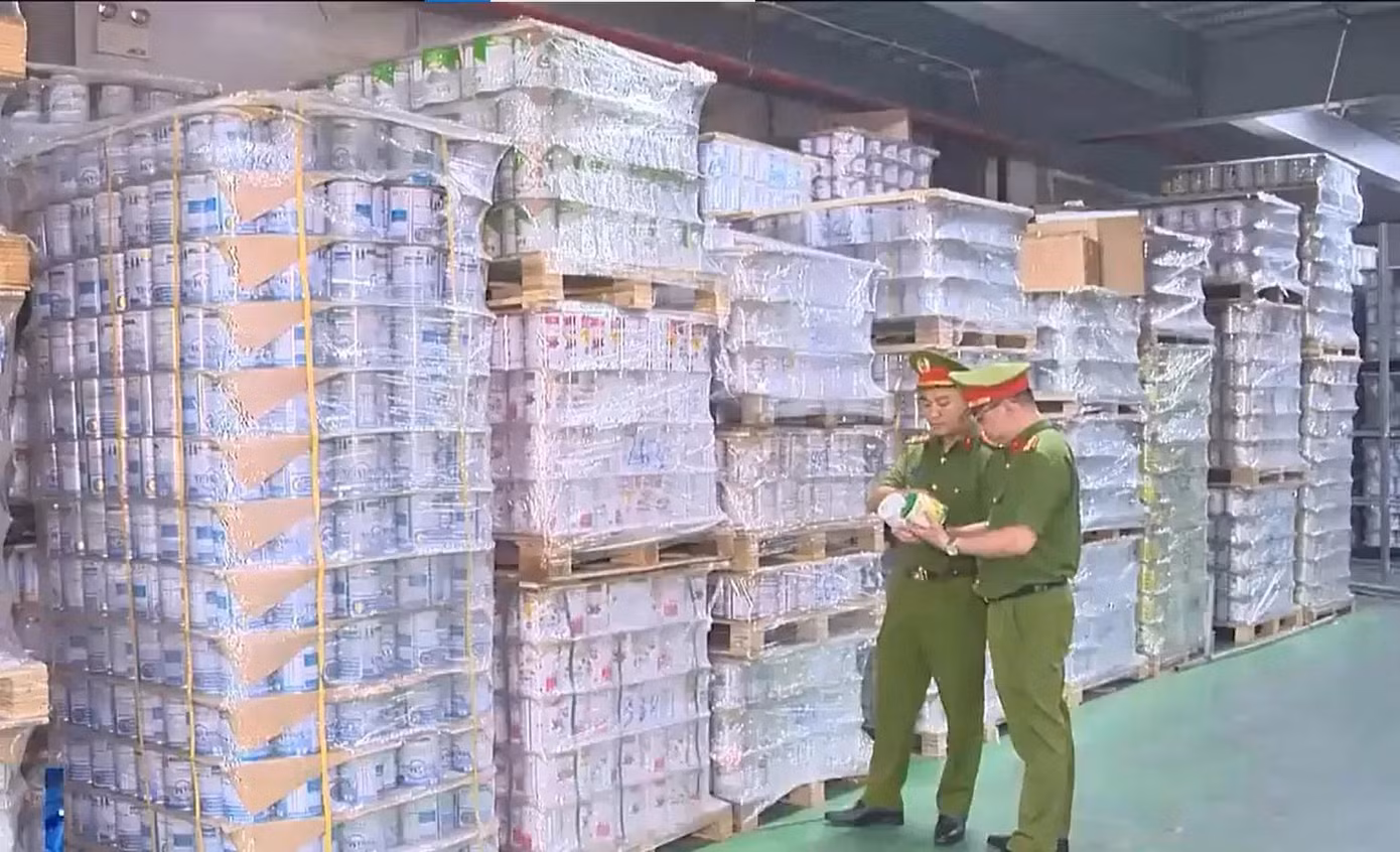Cơ quan chức năng kiểm tra tại các cơ sở sản xuất kinh doanh sữa.