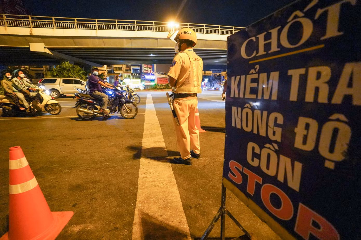 Đội CSGT Hàng Xanh lập chốt chặn ngay vòng xoay Hàng Xanh, hướng từ trung tâm thành phố về TP.Thủ Đức.