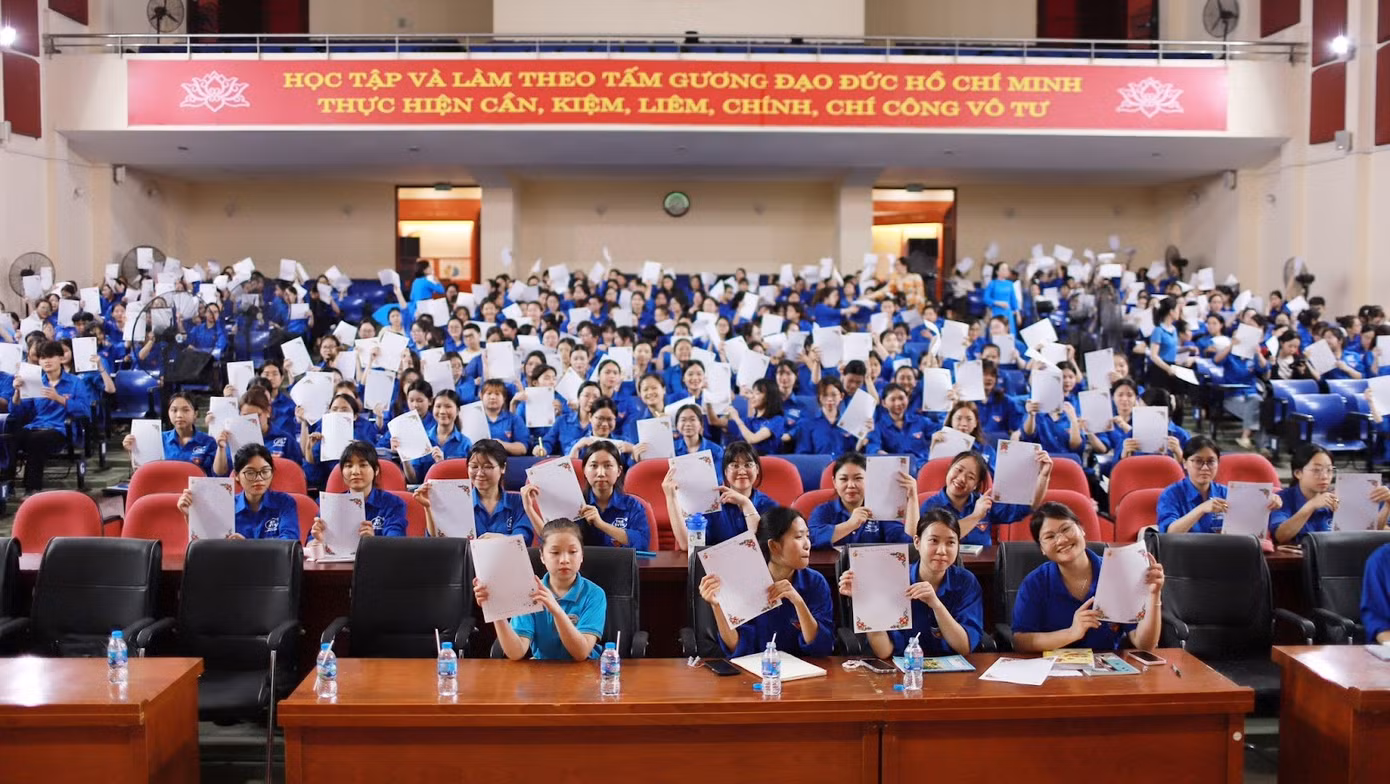 Không chỉ truyền đạt kiến thức, cô Linh Phượng còn lan tỏa đam mê nghề giáo qua những buổi giao lưu, chuyên đề và cuộc thi chữ đẹp dành cho sinh viên sư phạm.