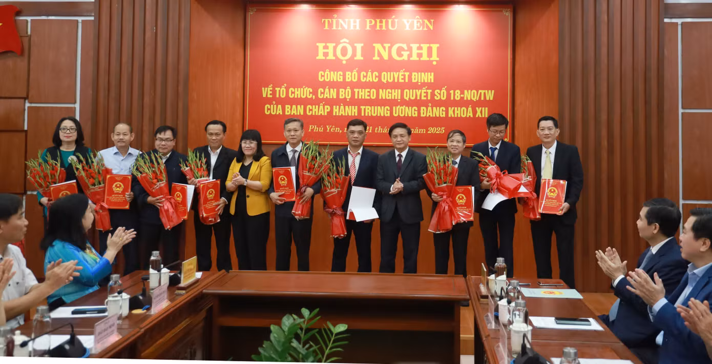 Tỉnh ủy Phú Yên trao quyết định cho lãnh đạo các sở ngành sau sắp xếp, tinh gọn bộ máy.