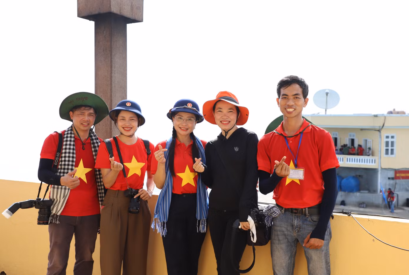 Chị Nguyễn Phạm Duy Trang (giữa), Bí thư Trung ương Đoàn, Chủ tịch Hội đồng Đội Trung ương chụp hình lưu niệm cùng các phóng viên tham gia đoàn công tác. “Các phóng viên đã nỗ lực đi sớm, về muộn, 'hành quân' liên tục. Khi mọi người trong đoàn được tham gia các hoạt động thì đội ngũ phóng viên phải cố gắng ghi nhận được hết tất cả các hoạt động của đoàn. Để có thể ghi nhận được hết chuỗi hoạt động một cách rõ nét nhất và trọn vẹn hành trình, các anh chị phóng viên, nhà báo đã bỏ ra rất nhiều tâm sức từng ngày”, chị Duy Trang đánh giá.