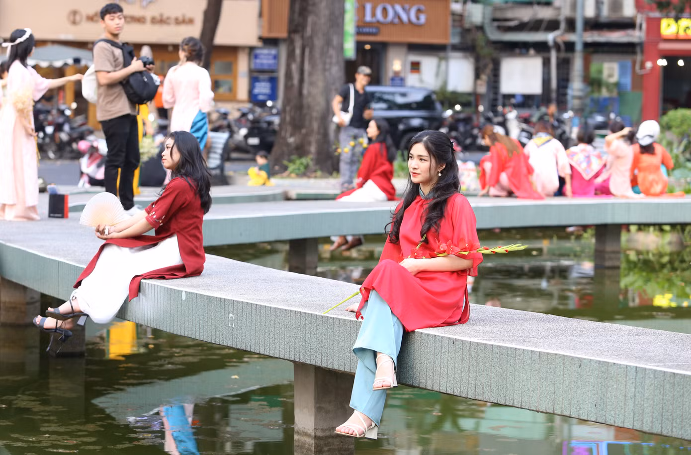 Rất đông các "nàng thơ" tụ hội chụp ảnh Tết ở không gian cuốn hút giữa Sài thành.
