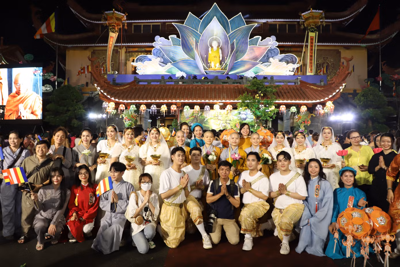 Tham gia buổi lễ, ai nấy đều hân hoan, vui vẻ, gác bỏ những tham sân si để cùng gieo lên những hạnh ngộ trong cuộc sống.
