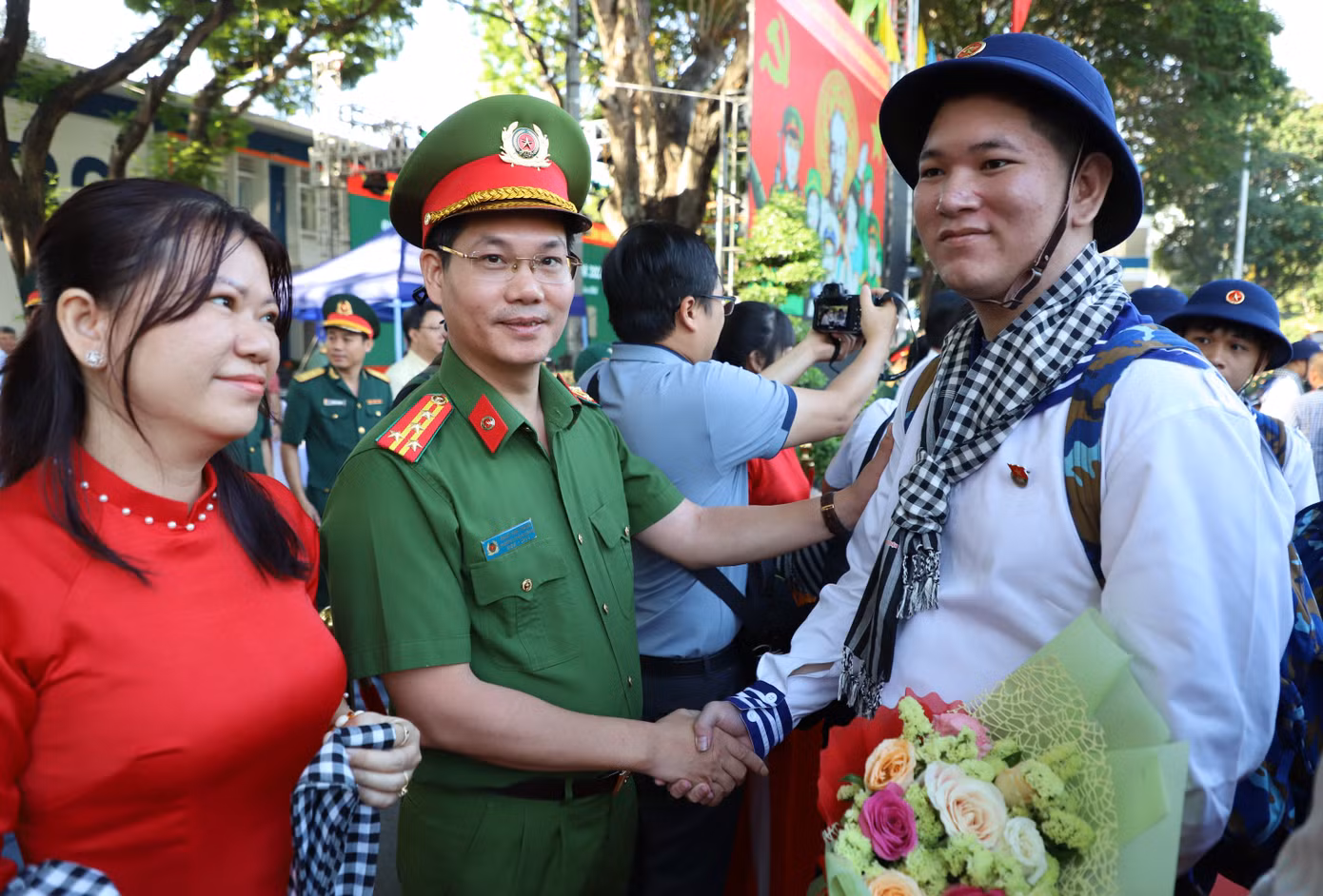 Cán bộ thực hiện công tác giao quân gặp gỡ tiễn thanh niên lên đường nhập ngũ.