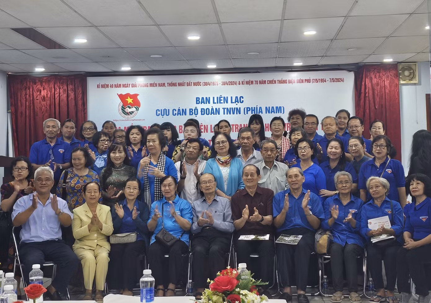 Các cựu cán bộ Đoàn phía Nam tại buổi họp ra mắt website về Ban Liên lạc và trang số hóa đường 1C. Ảnh: Thu Hoài
