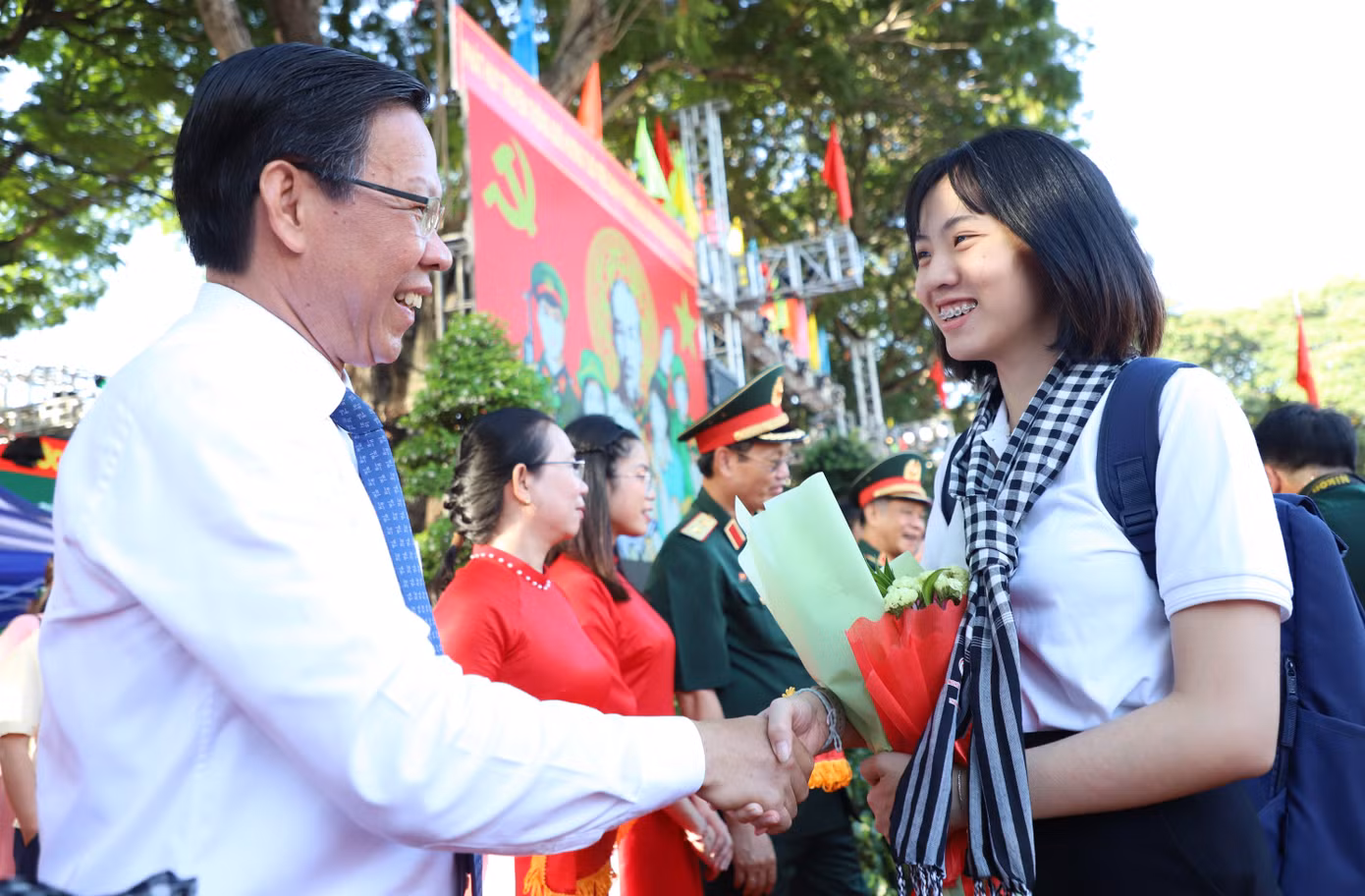 Chủ tịch UBND TPHCM Phan Văn Mãi chúc mừng nữ tân binh Nguyễn Vũ Xuân Mai, 23 tuổi, ngụ TP.Thủ Đức. Xuân Mai tình nguyện nhập ngũ để tiếp bước truyền thống gia đình, khi có bố là một bác sĩ quân y.