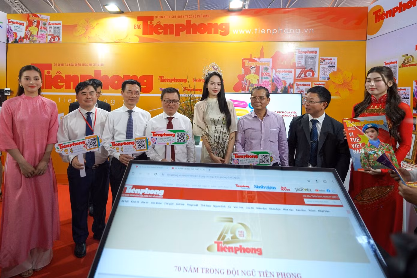 Chủ tịch Hội Nhà báo Việt Nam Lê Quốc Minh cùng Bộ trưởng Bộ Thông tin và Truyền thông Nguyễn Mạnh Hùng cùng lãnh đạo bộ ngành Trung ương thăm gian trưng bày của Báo Tiền Phong. Ảnh: Phạm Nguyễn.