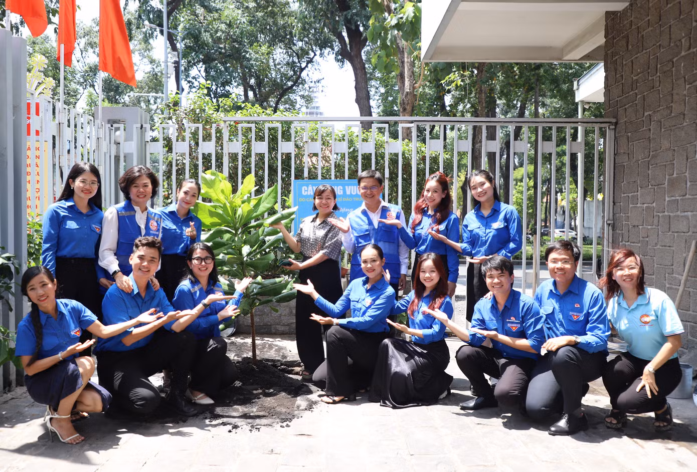 Đại biểu tham gia đoàn công tác số 12 cùng các bạn cán bộ Đoàn, đoàn viên thanh niên TPHCM lưu niệm bên cây bàng vuông Trường Sa. Ảnh: Ngô Tùng
