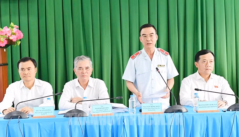 Trưởng ban Tiếp công dân Trung ương Nguyễn Hồng Điệp (thứ hai từ phải qua) trao đổi tại buổi tiếp người dân 5 khu phố ở TP Thủ Đức. Ảnh: Thành ủy TPHCM Trưởng ban Tiếp công dân Trung ương Nguyễn Hồng Điệp (thứ hai từ phải qua) trao đổi tại buổi tiếp người dân 5 khu phố ở TP Thủ Đức. Ảnh: Thành ủy TPHCM