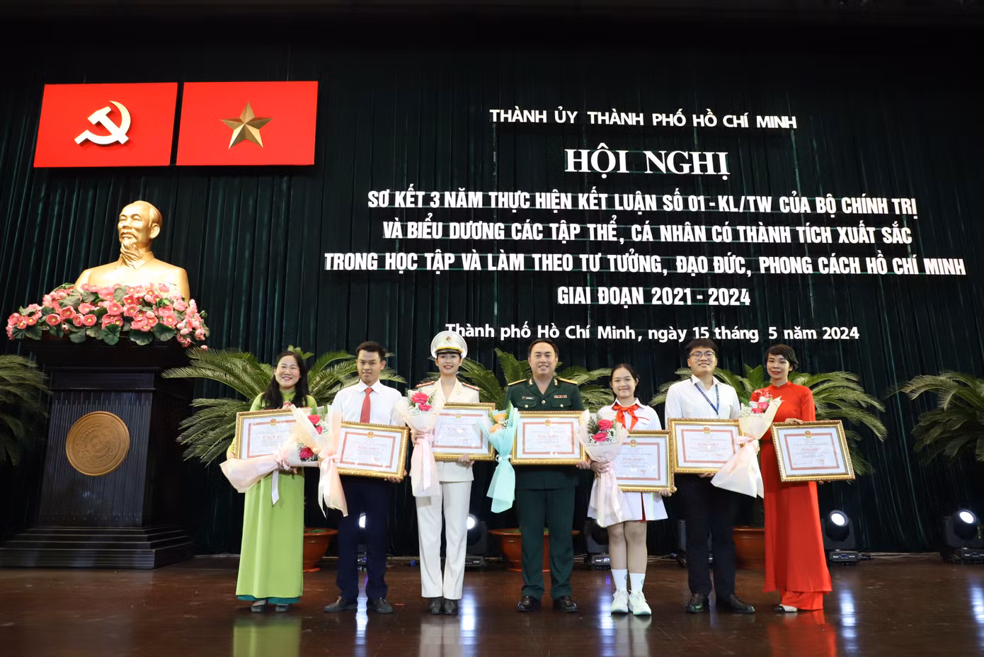Nhiều cá nhân, tập thể học tập và làm theo Bác Hồ bằng những phần việc thiết thực, gắn với công tác chuyên môn, nhiệm vụ tại cơ quan, đơn vị. Ảnh: Ngô Tùng Nhiều cá nhân, tập thể học tập và làm theo Bác Hồ bằng những phần việc thiết thực, gắn với công tác chuyên môn, nhiệm vụ tại cơ quan, đơn vị. Ảnh: Ngô Tùng