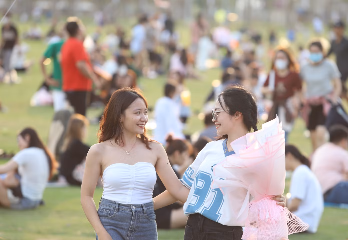 Bạn trẻ gen Z cùng "chill" tại đồng diều hút khách bậc nhất Sài thành thời điểm này.