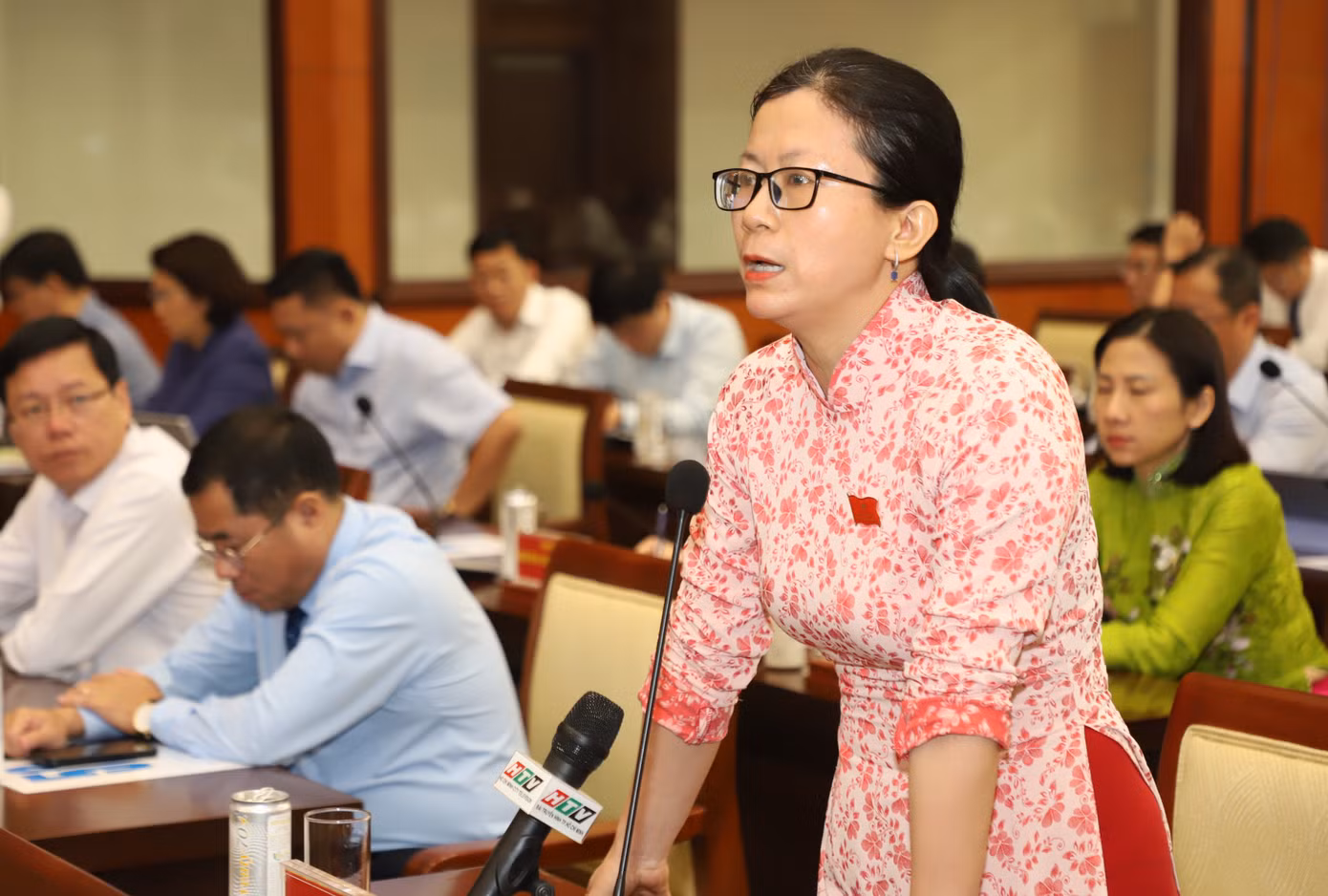 Đại biểu HĐND TPHCM thảo luận, xem xét một số vấn đề UBND TPHCM nêu tại kỳ họp trước khi biểu quyết thông qua. Ảnh: Ngô Tùng