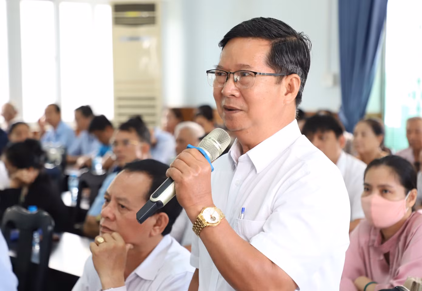 Cử tri huyện Hóc Môn nêu ý kiến tại buổi tiếp xúc. Ảnh: Ngô Tùng