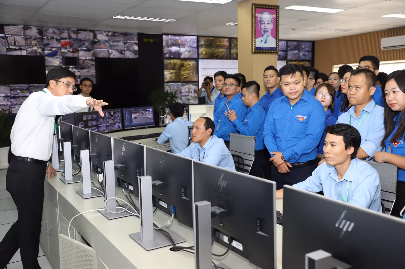 “Đây là công việc khá nặng nề trong thực hiện nhiệm vụ của ngành giao thông thành phố bởi thành phố có mật độ phương tiện và người tham gia giao thông rất đông. Việc đưa vào vận hành trung tâm cùng với các giải pháp khác đã góp phần kéo giảm tình hình ùn tắc giao thông, tiến tới tạo thuận lợi cho người dân khi đi lại, tham gia giao thông trên đường”, ông Tấn nói. “Đây là công việc khá nặng nề trong thực hiện nhiệm vụ của ngành giao thông thành phố bởi thành phố có mật độ phương tiện và người tham gia giao thông rất đông. Việc đưa vào vận hành trung tâm cùng với các giải pháp khác đã góp phần kéo giảm tình hình ùn tắc giao thông, tiến tới tạo thuận lợi cho người dân khi đi lại, tham gia giao thông trên đường”, ông Tấn nói.