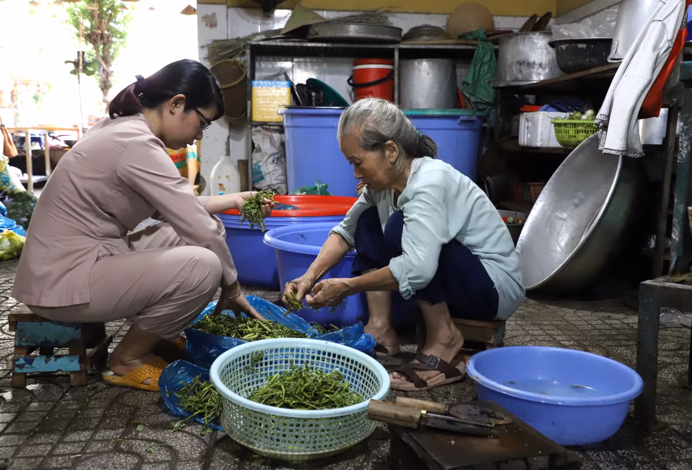 Những bữa ăn được các phật tử và người tham gia làm công quả chuẩn bị kỹ lưỡng, tươm tất trong từng món ăn trước khi đãi mọi người.