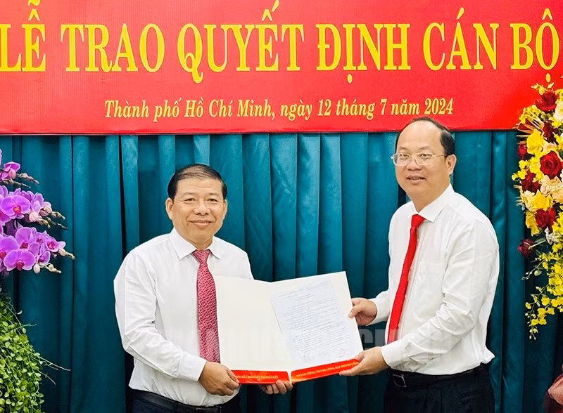 Phó Bí thư Thường trực Thành ủy TPHCM Nguyễn Hồ Hải (bìa phải) trao quyết định cho ông Nguyễn Thanh Sang. (Ảnh: Thành ủy TPHCM)