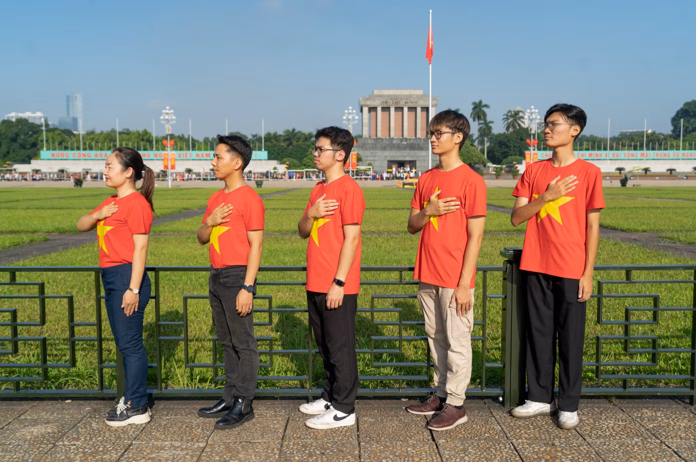 Các đại biểu thanh niên chụp ảnh với áo cờ đỏ sao vàng tại Lăng Chủ tịch Hồ Chí Minh (TP. Hà Nội)- Ảnh CTV Các đại biểu thanh niên chụp ảnh với áo cờ đỏ sao vàng tại Lăng Chủ tịch Hồ Chí Minh (TP. Hà Nội)- Ảnh CTV