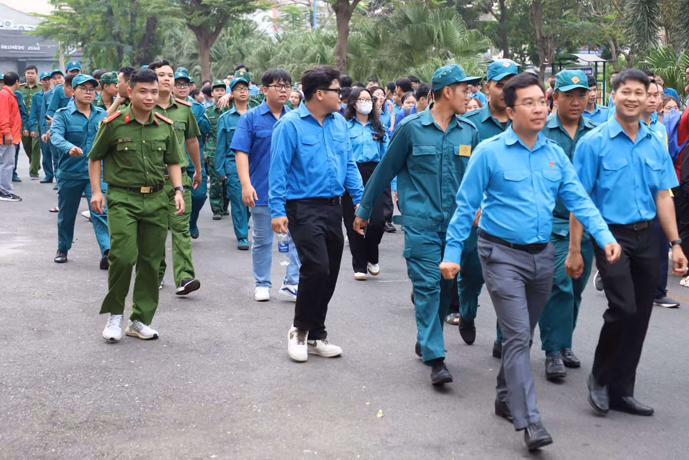 Bạn trẻ đi bộ sau lễ phát động.