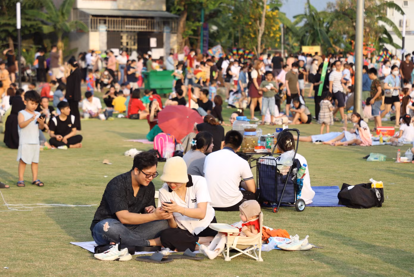 Không gian mát mẻ này nằm trong khuôn viên dự án The Global City (thành phố Thủ Đức, TPHCM) đang trở thành địa chỉ thả diều, thư giãn của người dân vào thời điểm chiều tối.