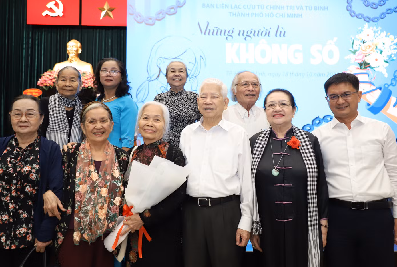 Nguyên Chủ tịch nước Nguyễn Minh Triết chụp ảnh lưu niệm cùng các đại biểu tại cuộc họp mặt