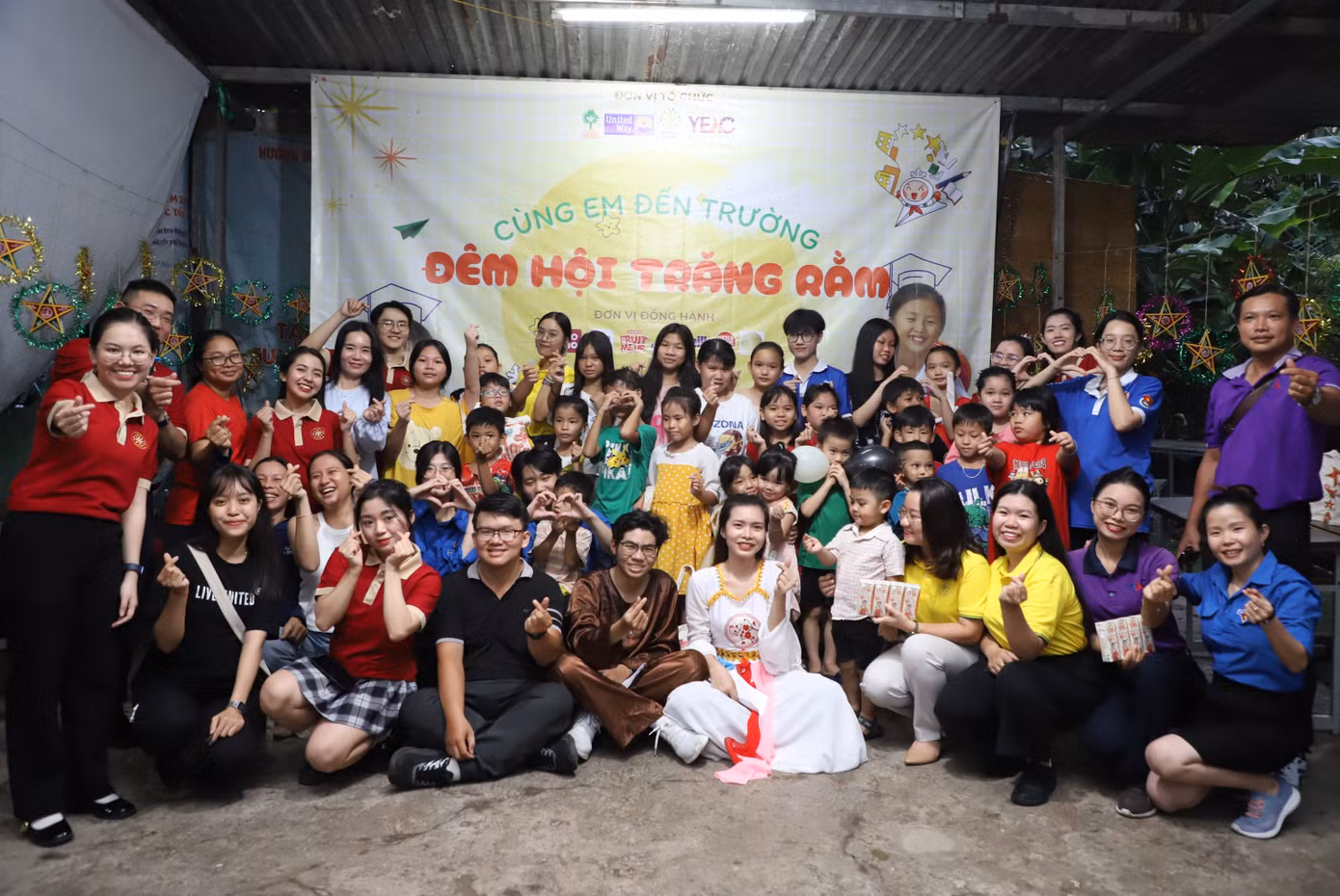 Các anh chị cùng lưu niệm với các bạn thiếu nhi. Ảnh: Ngô Tùng