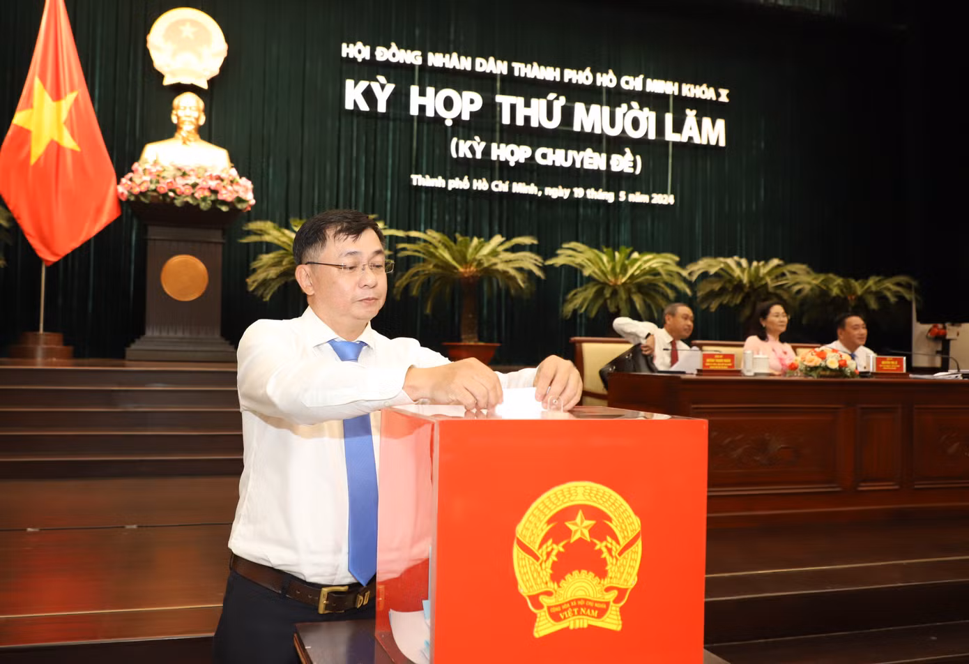 Các đại biểu thực hiện thủ tục bầu cử tại kỳ họp. Ảnh: Ngô Tùng