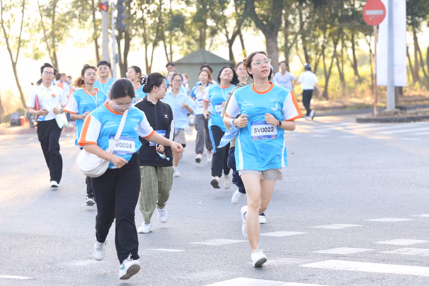 Mạnh Phương hăng hái đồng hành, dìu dắt thế hệ đàn em trong các hoạt động của tổ chức Đoàn - Hội thành phố. Ảnh: Ngô Tùng