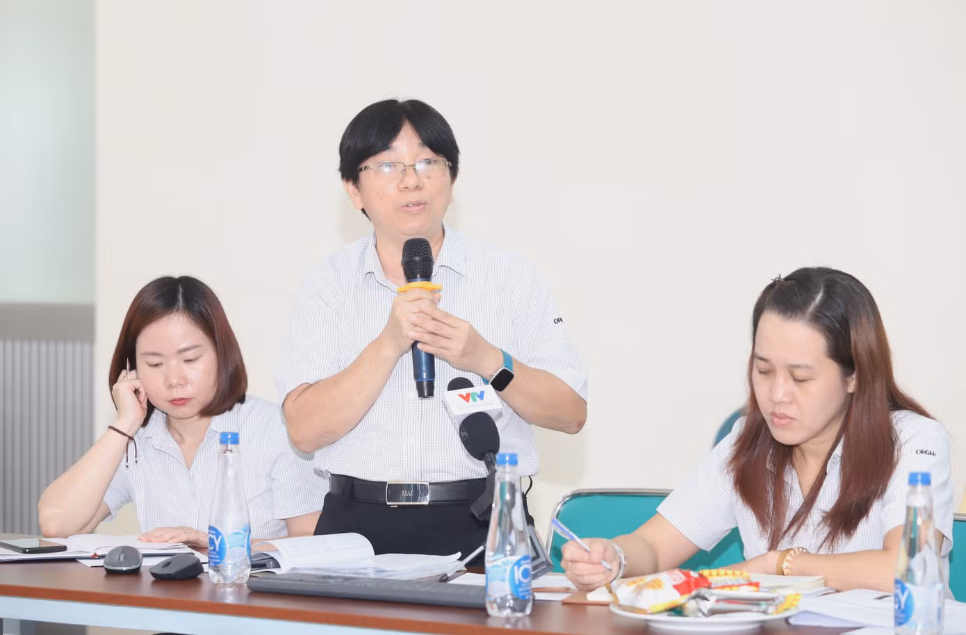 Đại diện doanh nghiệp thông tin công tác chăm lo bữa ăn cho người lao động. Ảnh: Ngô Tùng