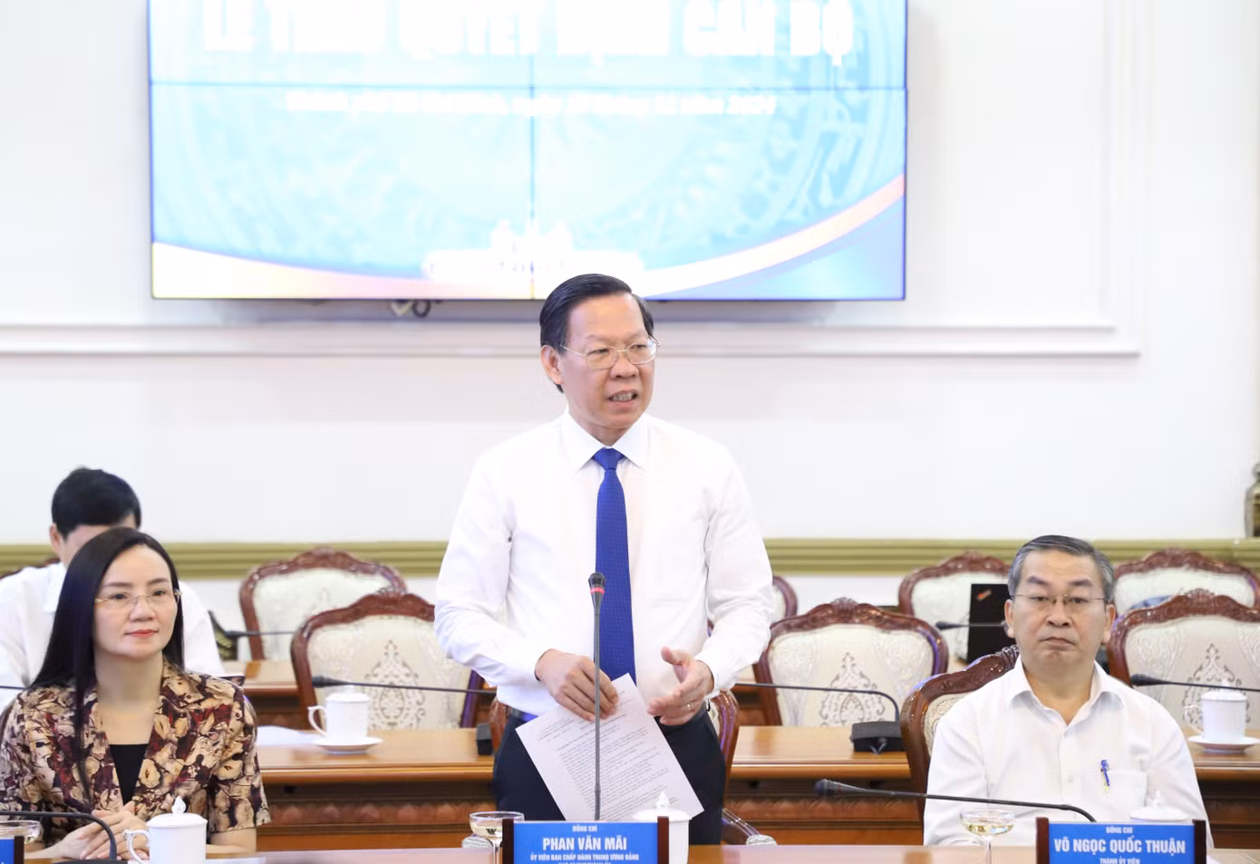Chủ tịch UBND TPHCM Phan Văn Mãi phát biểu giao nhiệm vụ. Ảnh: Ngô Tùng