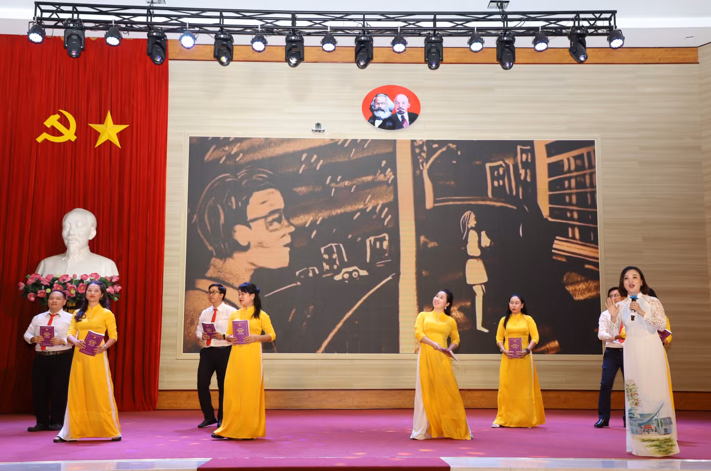 Tiết mục đơn ca "Người thầy" do các học viên thể hiện.