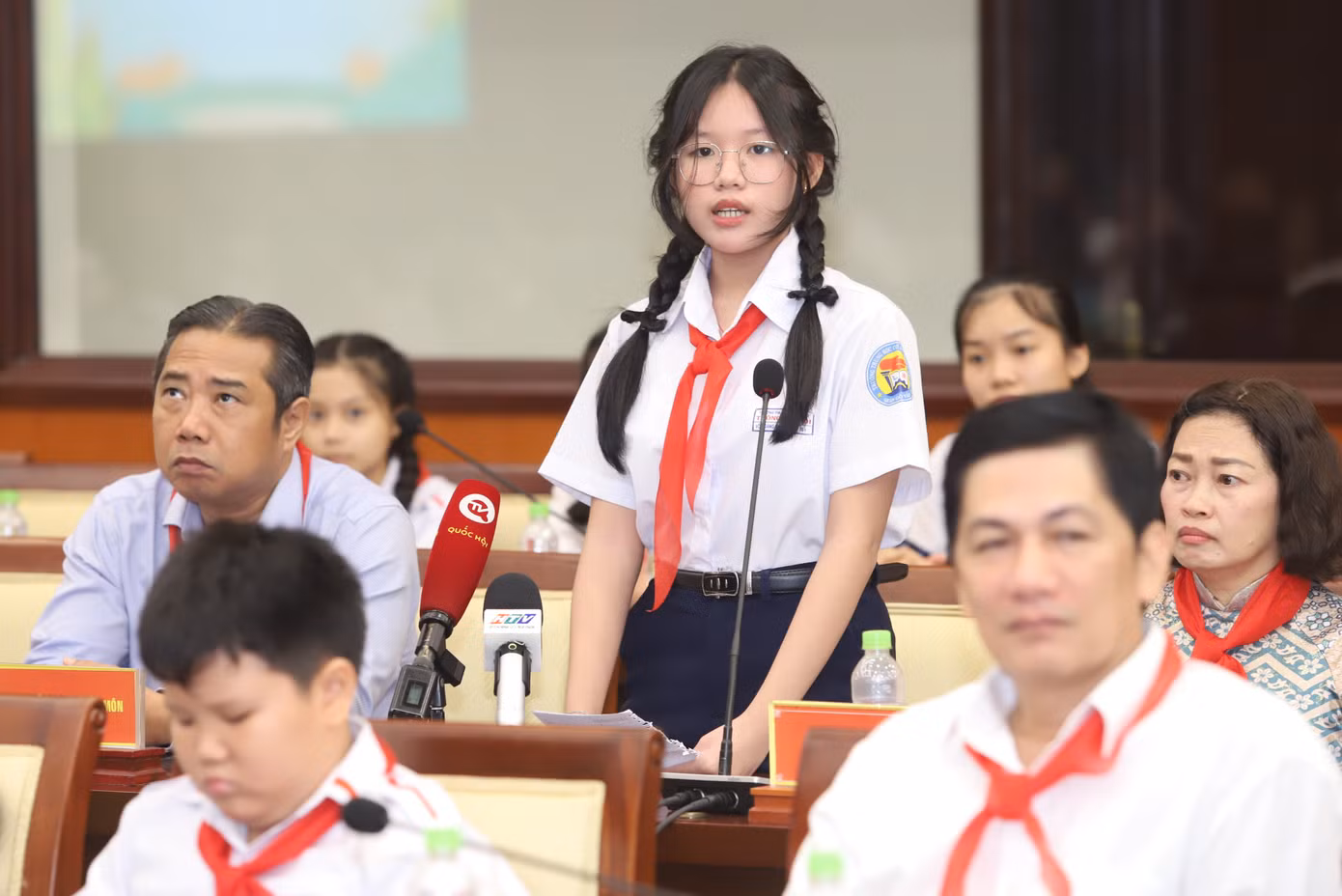Kim Ngân cho biết một số bạn trong lớp đã bắt đầu chơi cá độ bóng đá. Ảnh: Ngô Tùng