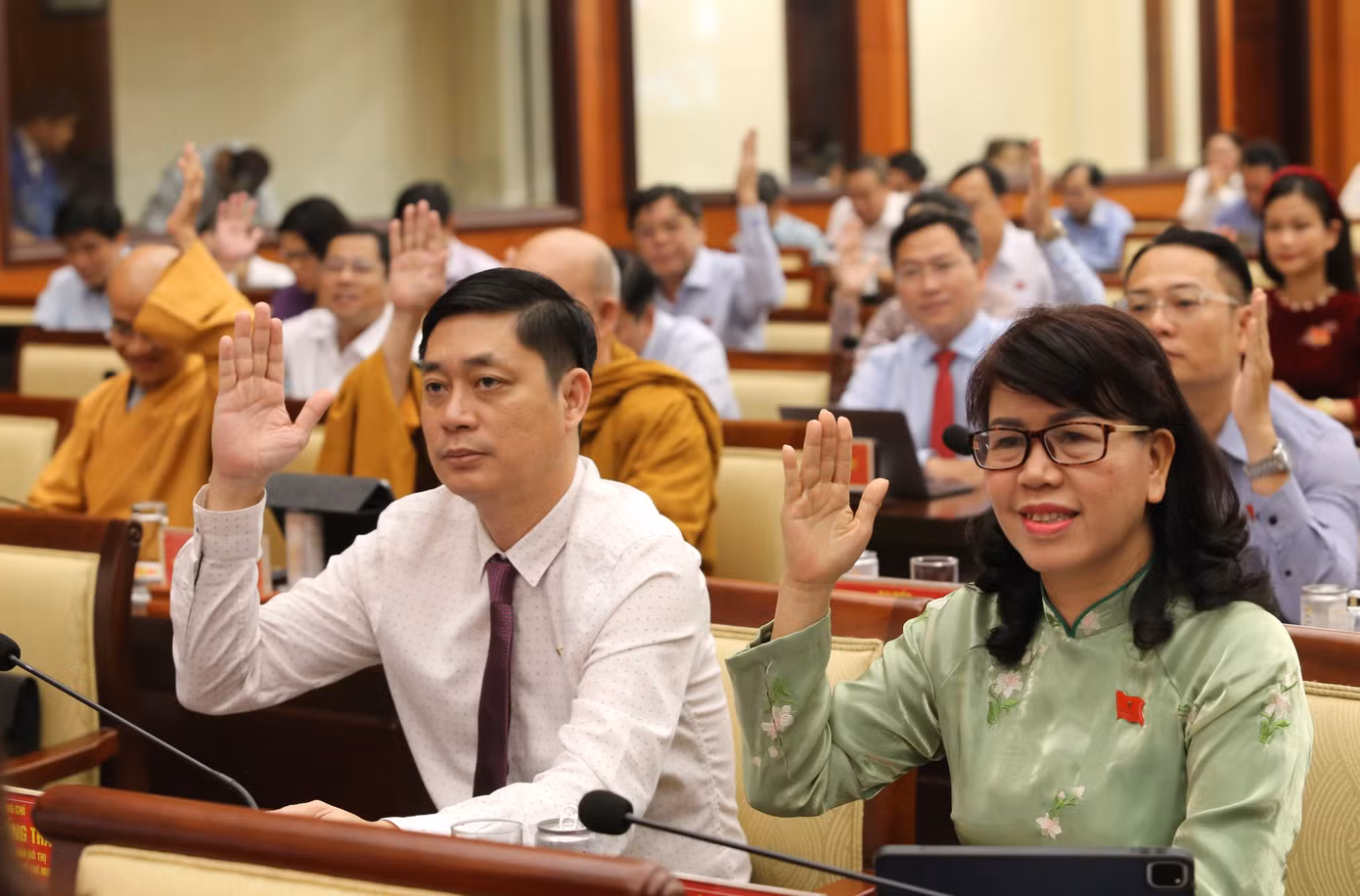Các đại biểu HĐND TPHCM biểu quyết một số nội dung tại Kỳ họp thứ 13. Ảnh: Ngô Tùng.