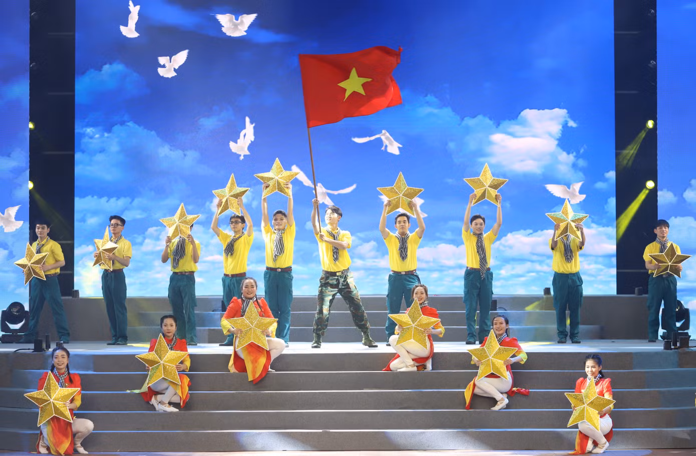 Tiết mục biểu diễn của lực lượng vũ trang quận 5 tại chương trình khai mạc. Ảnh: Ngô Tùng. Tiết mục biểu diễn của lực lượng vũ trang quận 5 tại chương trình khai mạc. Ảnh: Ngô Tùng.